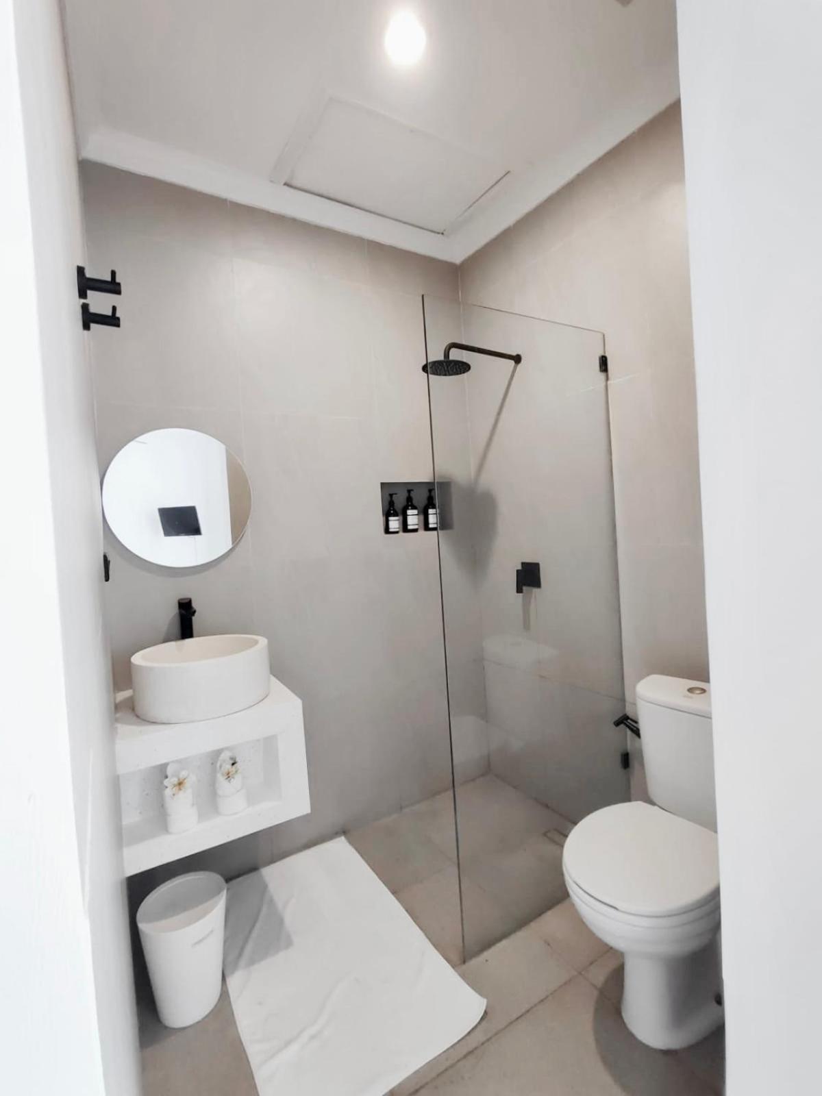 Casa De Lupe 5 Bedroom Villa In Kerobokan 세미냑 외부 사진